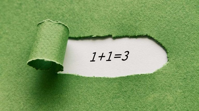 groene achtergrond met tekst 1+1=3 verwijzing naar open relaties