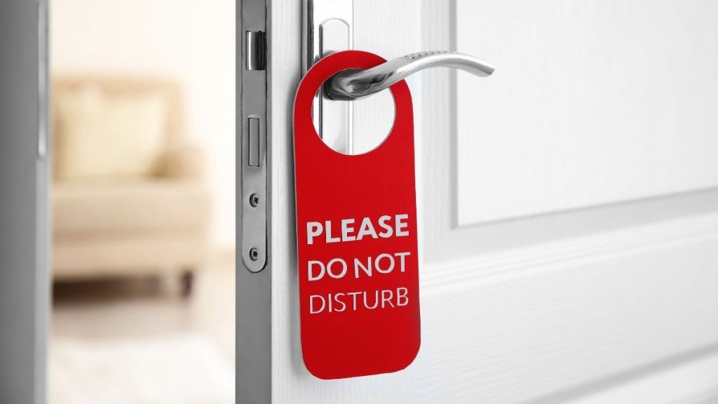 Deur met een ‘niet storen’-bordje