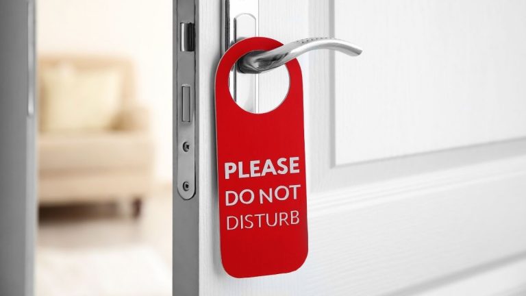 Deur met een ‘niet storen’-bordje