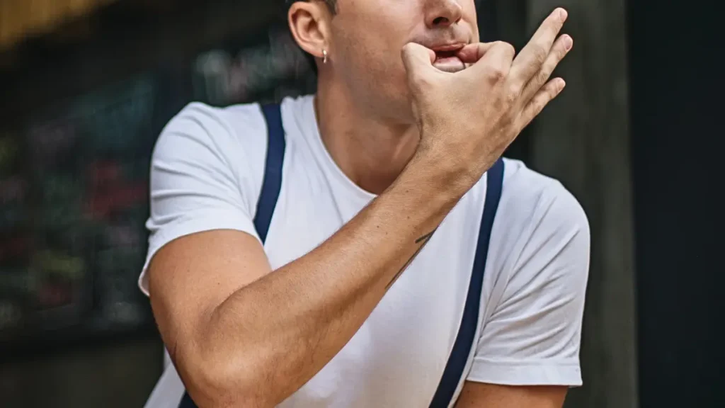 man fluit naar iemand