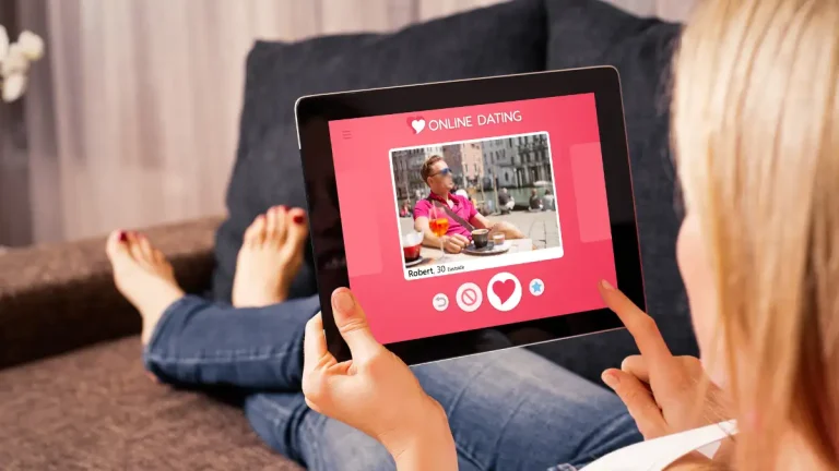 vrouw navigeert op een online datingsite