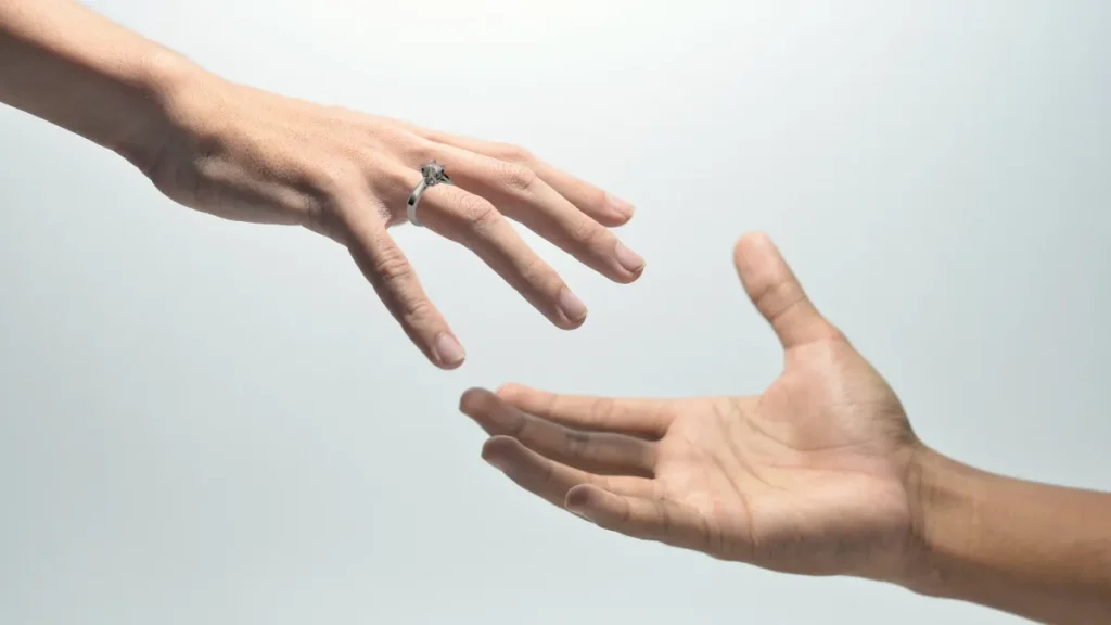 Vrouw reikte naar de hand van een man