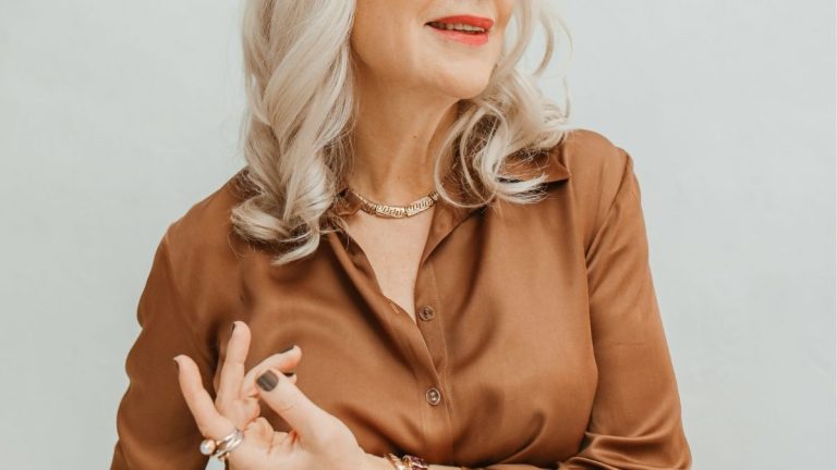 Volwassen vrouw die zelfvertrouwen uitstraalt