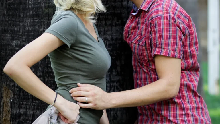 Getrouwde man die zachtjes naar een vrouw reiken