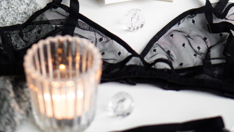 lingerie en kaarsen in een romantische omgeving