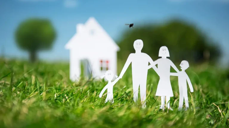 Papier uitgeknipt in de vorm van een huis en gezin