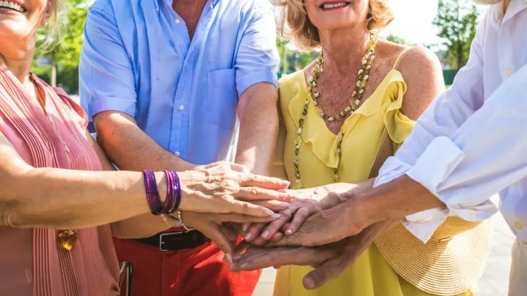 Mannen en vrouwen die handen aanraken.