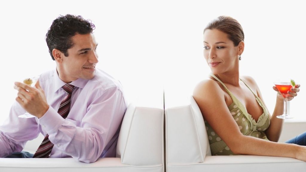 man en vrouw die elkaar flirterig aankijken