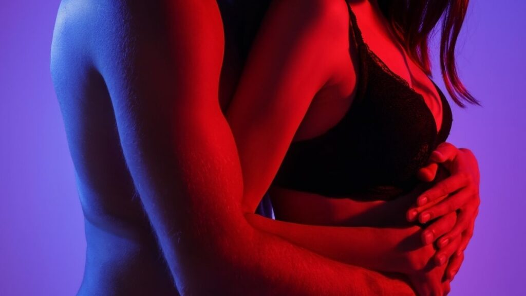 erotisch beeld van een man en vrouw die elkaar omhelzen