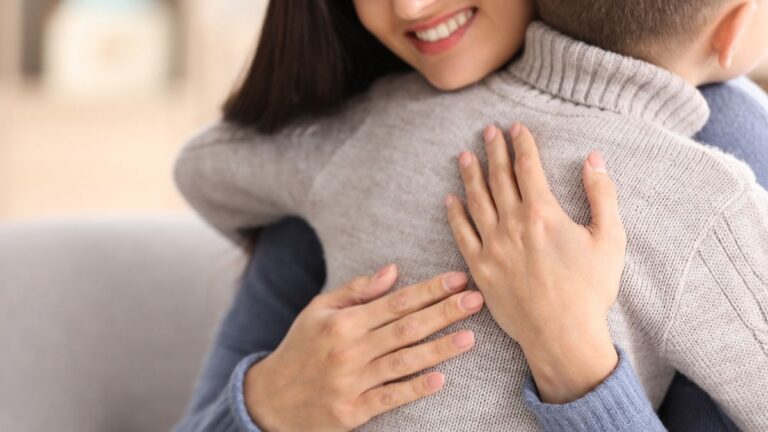 moeder die haar kind knuffelen