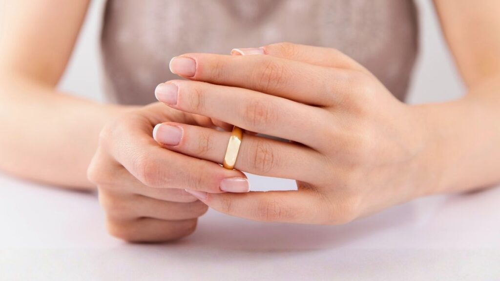 vrouw raakt nerveus haar trouwring aan