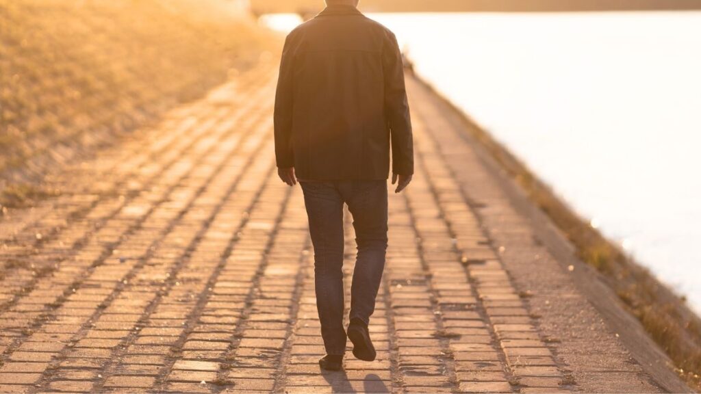 man op een pad bij zonsondergang