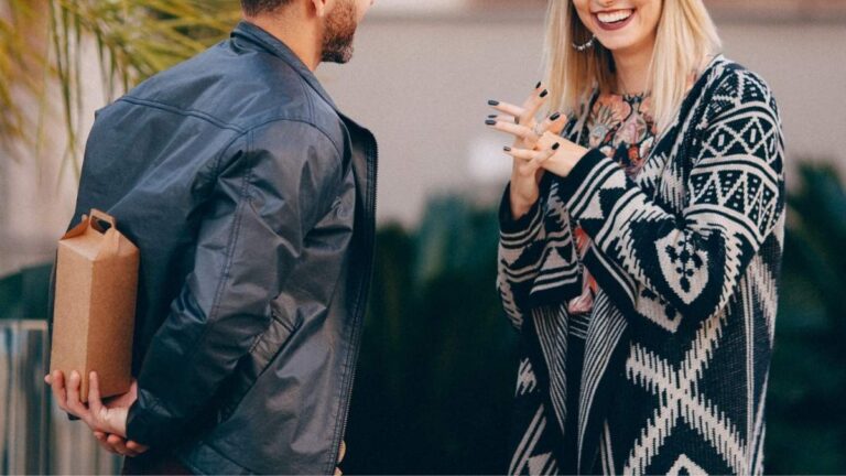 man brengt een geheim cadeau voor een vrouw