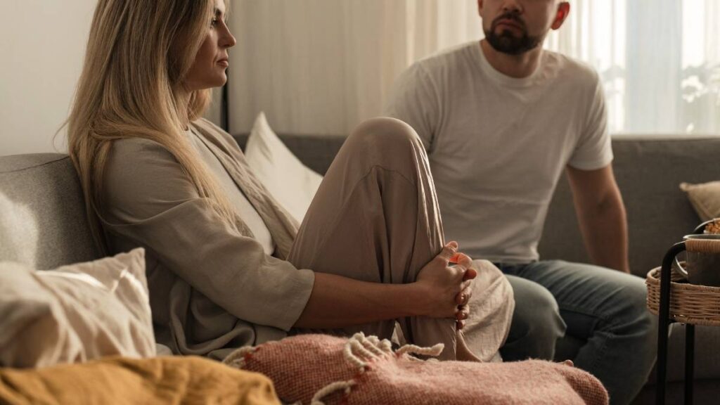 een stel dat een serieus gesprek voert