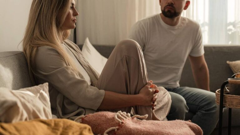 een stel dat een serieus gesprek voert