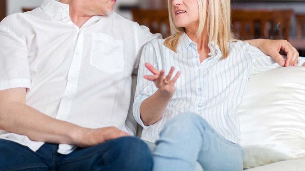 Een koppel dat een gesprek heeft