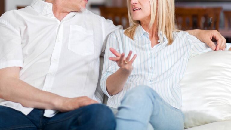 Een koppel dat een gesprek heeft