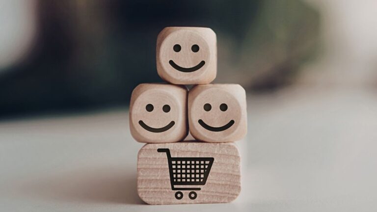 winkelwagen met vrolijke gezichtjes erop gestapeld