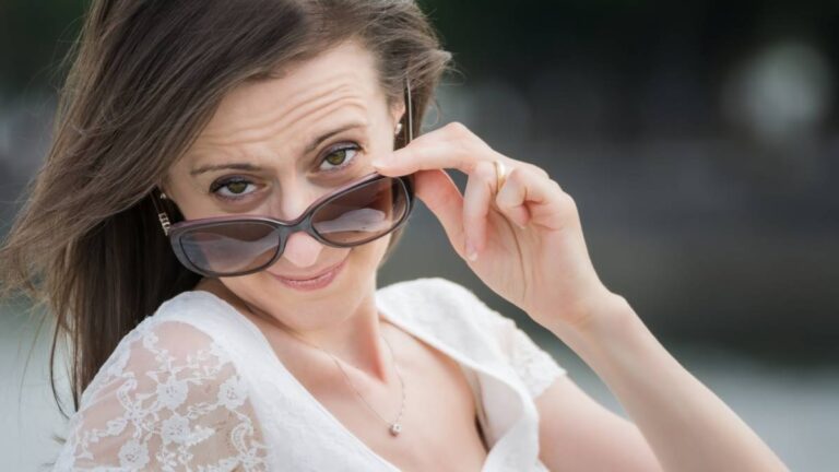 vrouw die onbezorgd naar de camera kijkend