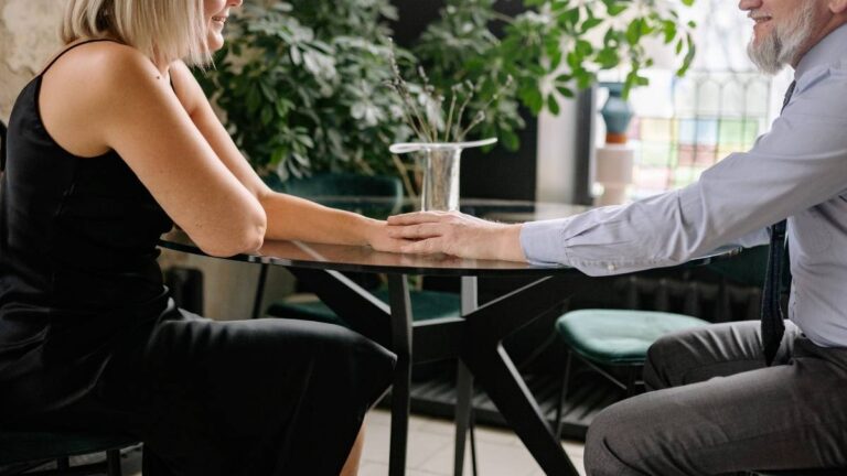 man en vrouw raken handen aan