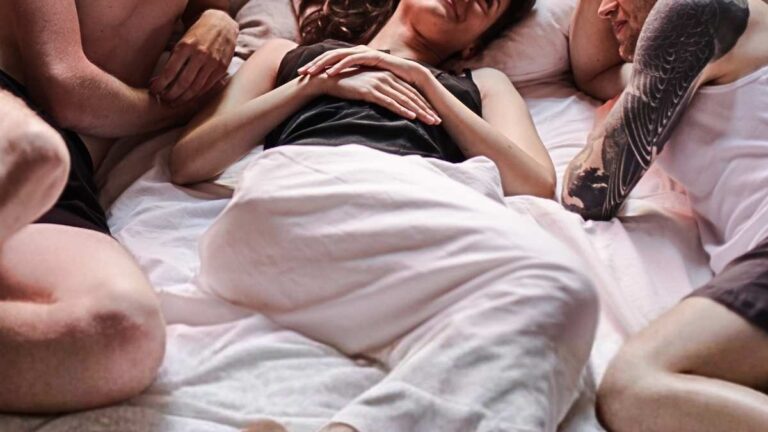 drie mensen in een open of polyamoreuze relatie