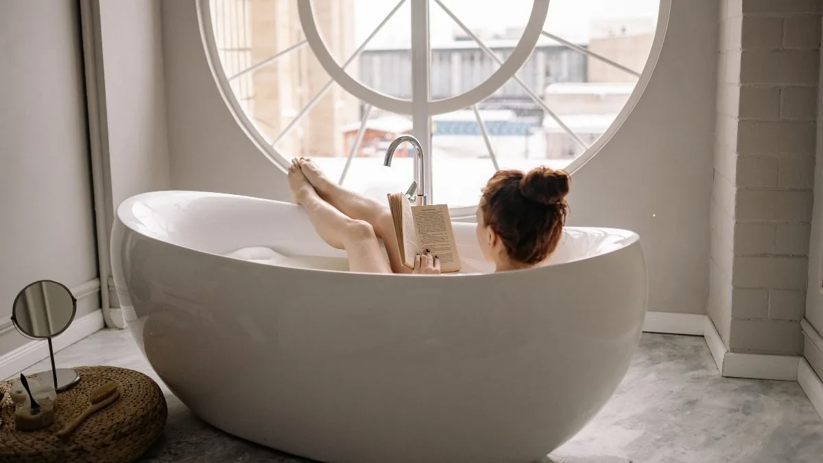 De avond dat je partner op date is en jij thuisblijft